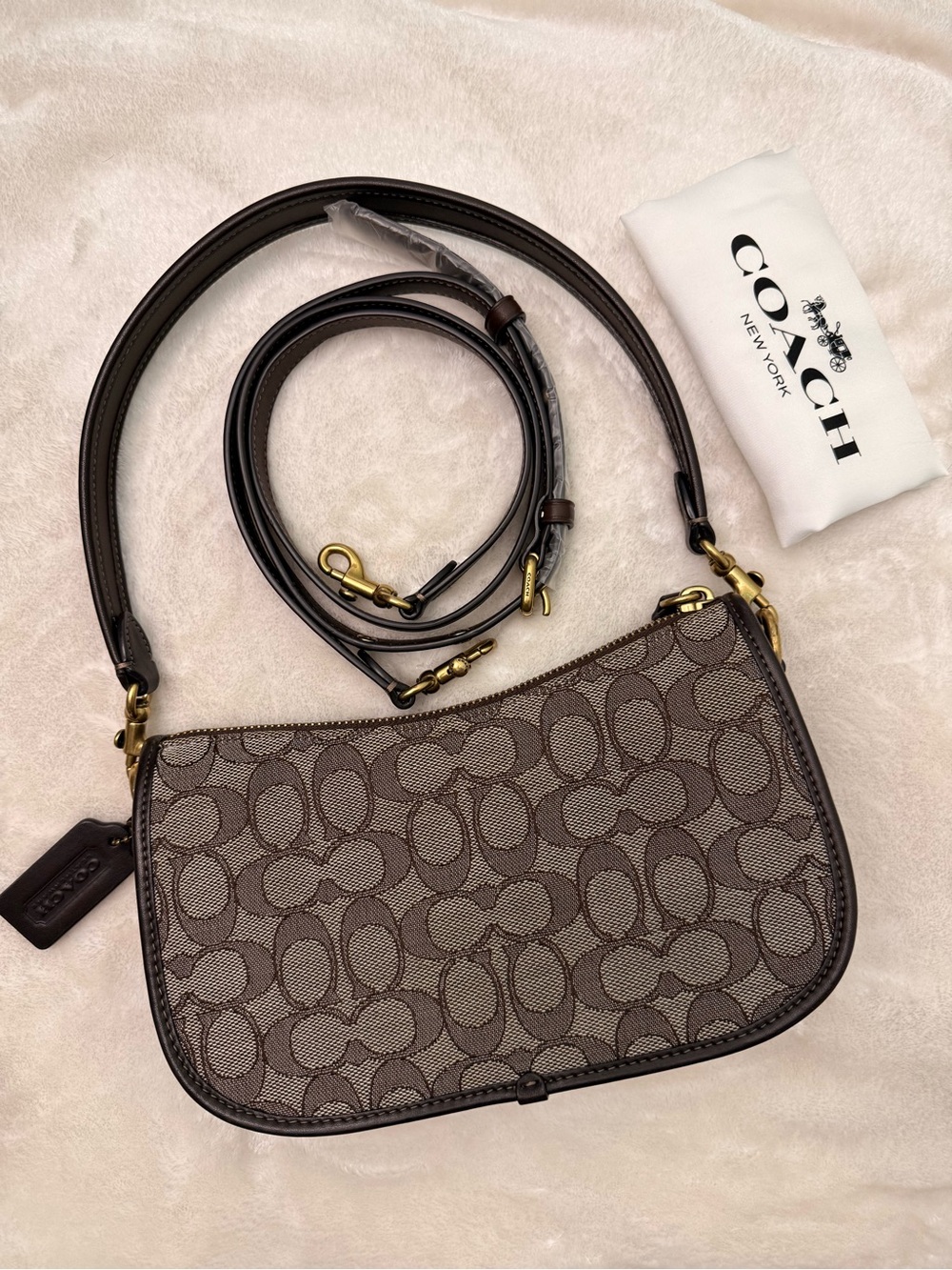 COACH Swinger Bag in Signature Jacquard - Picture 2 of 10
